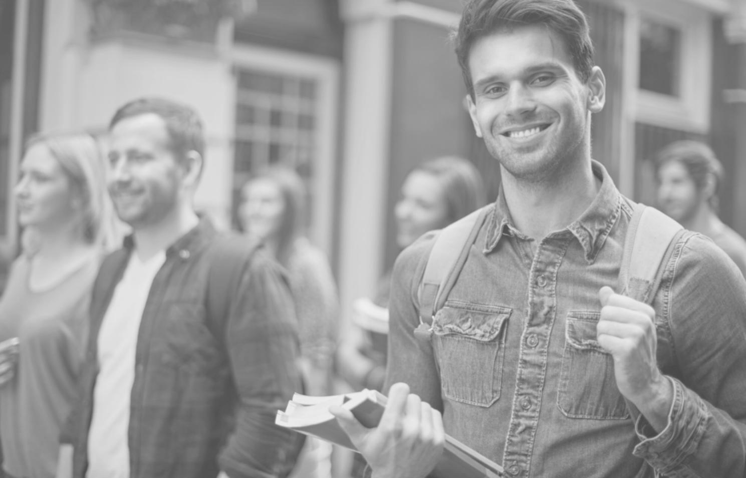 Person arbeitet konzentriert an Finanzunterlagen und Budgetplanung