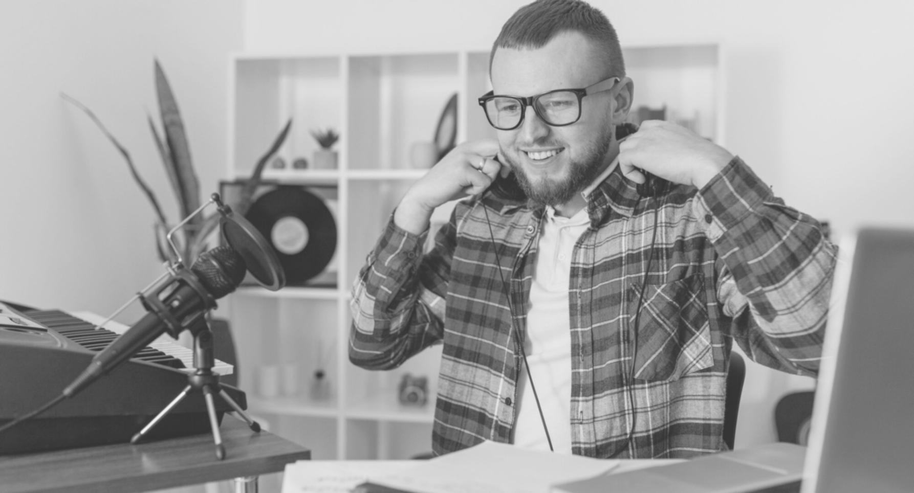 Gemütlicher Arbeitsbereich mit Laptop und Finanzunterlagen in entspannter Atmosphäre